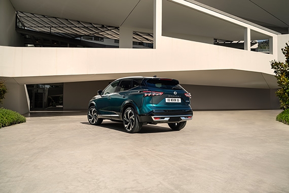 Oktopustentakel mit Saugnäpfen umschlingen ein Nissan Original Winterkomplettrad im Schnee – verdeutlicht den starken Grip der Winterreifen auf glatten, winterlichen Fahrbahnen.